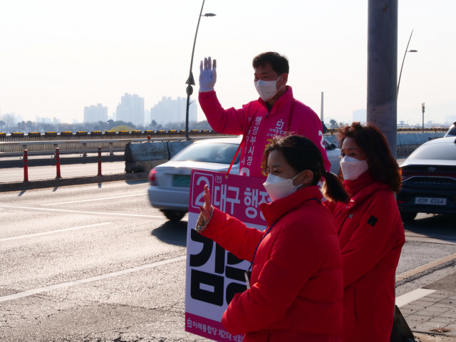 24일 오전 대구 북을 미래통합당 김승수예비후보가 대구 북구 팔달교 거리에서 인사를 하고 있다. 안성완 기자 asw0727@imaeil.com