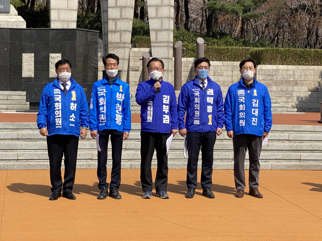 더불어민주당 대구 달서·달성 국회의원 예비후보와 김부겸 중앙당 공동선대위원장이 24일 두류공원에서 공통 공약을 발표하는 기자회견을 열고 있다. 한지현 기자