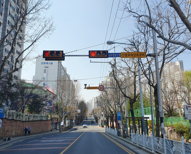 대구 동구의 한 초등학교 앞 어린이 보호구역에 신호과속단속장비가 설치돼 있다. 배주현 기자