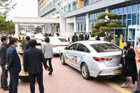 문경시청 직원들이 코로나 19여파로 어려움을 겪고 있는 지역 택시업계의 피해를 최소화하기 위해 출퇴근 택시타기 운동을 벌이고 있다. 문경시 제공