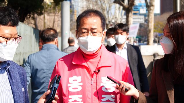 24일 오후 홍준표 무소속 예비후보(대구 수성을)가 수성4가동에서 취재진의 인터뷰에 응하고 있다. 안성완 기자 asw0727@imaeil.com