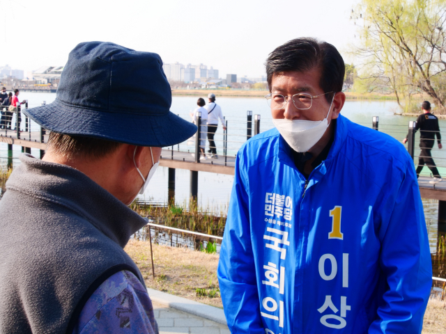 24일 오후 이상식 더불어민주당 예비후보(대구 수성을)가 수성못에서 유권자들과 인사를 나누고 있다. 안성완 기자 asw0727@imaeil.com