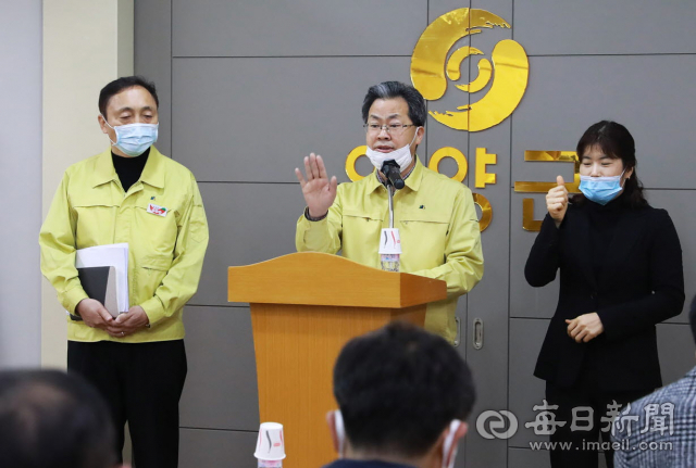 오도창 영양군수가 코로나19 지역사회 확산 방지를 위한 대책을 설명하고 있다. 영양군 제공