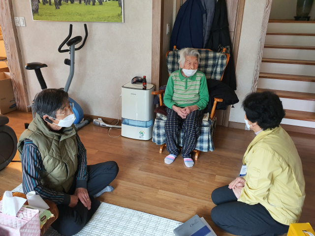 국내 코로나19 완치자 가운데 최고령인 경북 청도군 거주 97세 할머니(가운데)가 아들과 함께 청도군 보건소 관계자의 위문을 받고 있다. 청도군 제공