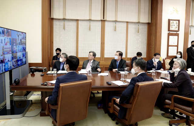 26일 청와대 집무실에서 정의용 국가안보실장, 강경화 외교부 장관 등이 문재인 대통령의 코로나19 공조방안 모색을 위한 G20 특별화상정상회의를 지켜보고 있다. 연합뉴스