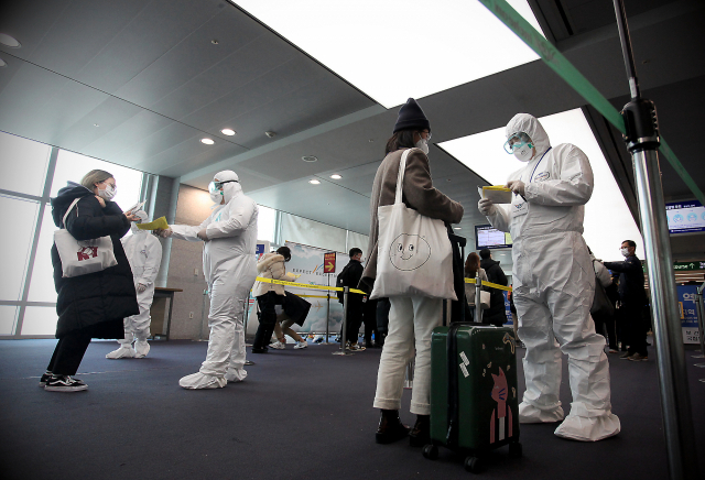 인천공항 검역을 지원 중인 육군 수도군단 특공연대 장병들이 중국발 항공기 입국 승객들의 문진표를 확인하고 있다. 연합뉴스