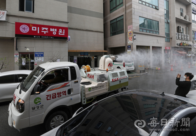 27일 대구 달성군 제이미주병원 앞으로 방역 차량이 지나가고 있다. 대구시에 따르면 집단감염이 발생한 대실요양병원과 같은 건물을 사용하는 이 병원 환자 50명에게서 코로나19 양성 반응이 나왔다. 우태욱 기자 woo@imaeil.com