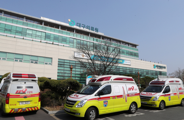 19일 오전 대구의료원으로 한사랑요양병원 확진자들이 이송되고 있다. 연합뉴스