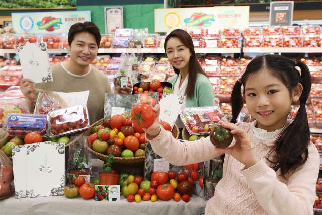 이마트는 오는 4월 23일까지 박물관 콘셉트의 토마토 매장을 선보이면서 매주 새로운 토마토 행사를 연다. =이마트 제공