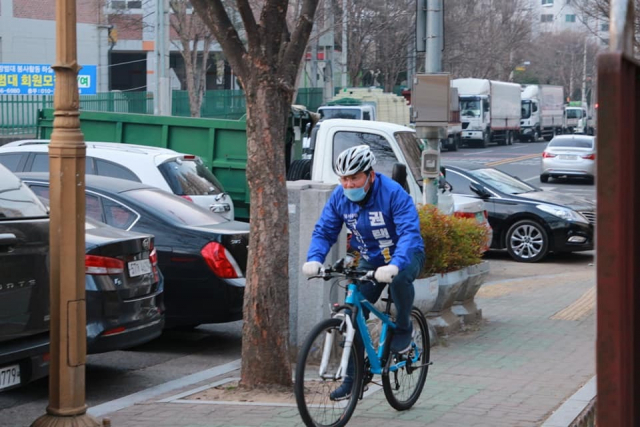 권택흥 민주당 후보가 자전거 유세를 하고 있다