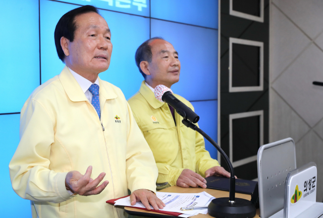 김주수 경북 의성군수와 김영수 의성군의회 의장이 코로나19로 어려움을 겪는 지역경제를 살리기 위해 300억원의 통큰 지원 대책을 발표하고 있다. 의성군 제공