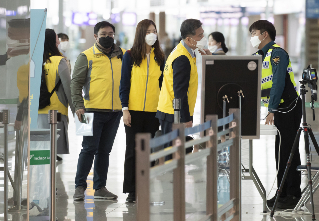 손세원 신속대응팀장을 비롯한 신속대응팀원들이 30일 오전 인천국제공항2터미널 출국장을 통해 이탈리아로 출국하기 앞서 발열체크를 하고 있다. 연합뉴스