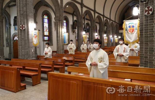 부활절인 12일 대구 계산성당에서 코로나19 확산 방지를 위해 신자 없이 사제단 30여 명만 참석한 가운데 부활절 미사를 온라인으로 생중계 진행하고 있다. 성일권 기자 sungig@imaeil.com