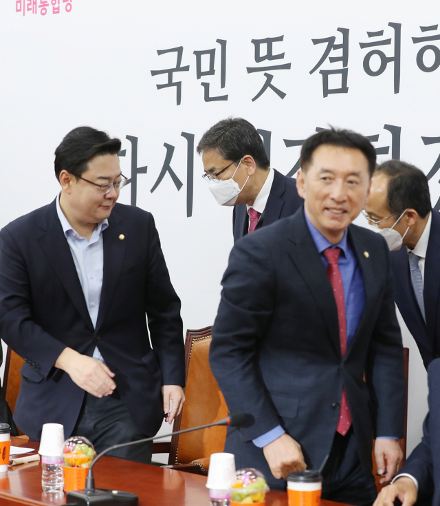 재선에 성공한 미래통합당 김성원 ,곽상도, 김석기, 추경호 의원 등이 23일 오후 서울 여의도 국회에서 열린 긴급 회동에서 인사하고 있다. 연합뉴스