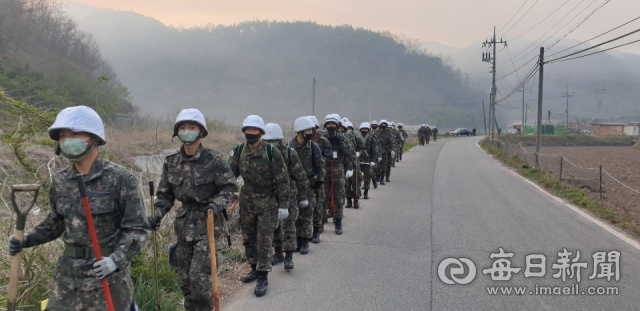 25일 50사단·201특공여단 장병 470여 명이 안동시 풍천면 일대 산불 현장에서 진화작업을 벌이고 있다. 제2작전사령부 제공