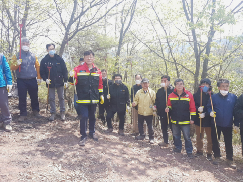 안동 산불이 발생하자 윤경희 청송군수와 강성식 부군수 등 청송 공무원 60여 명이 26일 진화 작업에 나섰다. 이들은 휴일을 반납하고 12시간 넘게 잔불 정리 작업에 참여했다. 청송군 제공