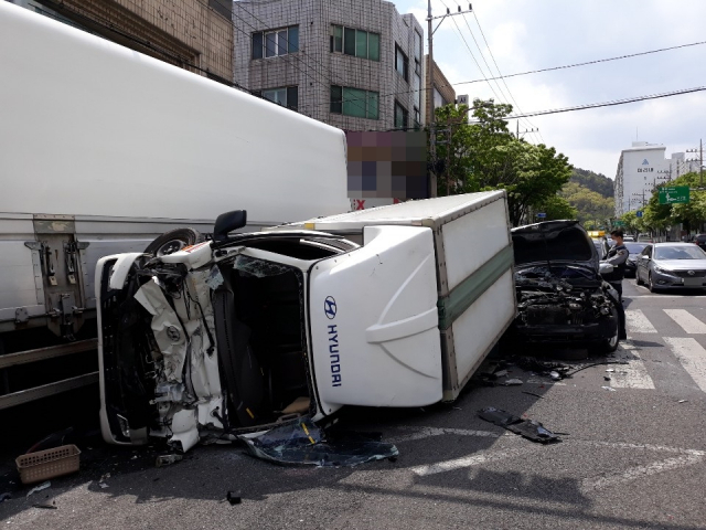 9.5t 트럭 가로수 `쾅`…대구 앞산순환도로 7중 추돌 - 매일신문