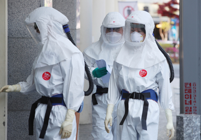 지난달 27일 대구시 중구 계명대학교 대구동산병원에서 의료진이 신종 코로나바이러스 감염증(코로나19) 환자들이 입원한 병동으로 교대근무를 하러 가고 있다. 연합뉴스