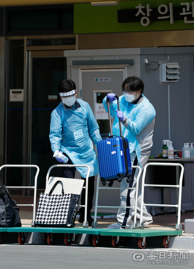 지난달 29일 오후 경북대병원 생활1치료센터가 자리한 대구 동구 중앙교육연수원에서 코로나19 완치자가 퇴소하고 있다. 우태욱 기자 woo@imaeil.com