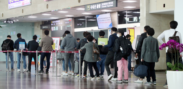 대구국제공항 이용객들이 국내선 탑승을 위해 줄을 서서 기다리고 있다. 매일신문 DB