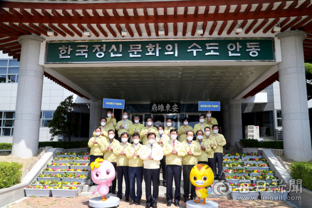 권영세 안동시장을 비롯해 안동시 간부 공무원들이 덕분에 챌린지에 동참하고 있다. 안동시 제공