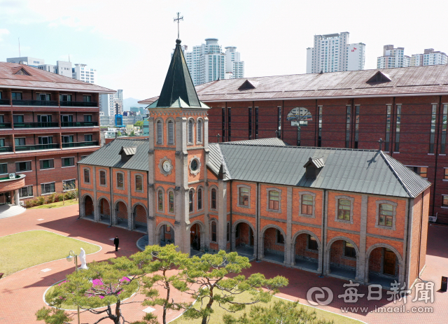 김수환 추기경이 다녔던 성유스티노신학교(앞쪽 건물). 1914년 개교 당시 ㄷ자 형 건물이었으나 지금은 중앙 건물만 남아 유스티노신학교 100주년 기념관으로 운영되고 있다. 김태형 선임기자 thk@imaeil.com