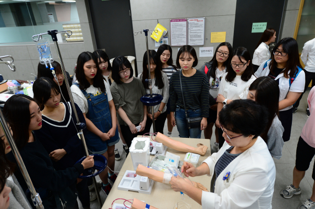 2019년 지역 중·고교생을 대상으로 대구보건대학교 학생진로개발센터가 보건계열 진로 체험 활동하는 모습. 대구보건대 제공