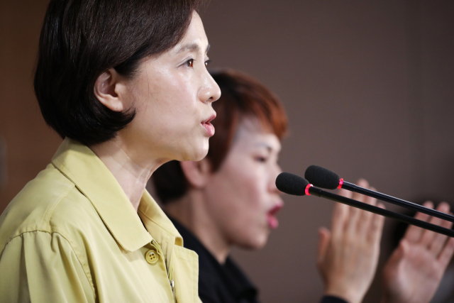 유은혜 사회부총리 겸 교육부 장관이 정부서울청사에서 열린 브리핑에서 등교 수업 일정을 발표하고 있다. 연합뉴스