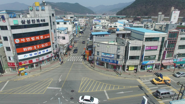 청도군 청도시장 일대 화산약국삼거리에서 청도교 구간이 확장 개통되기 전 왕복2차선 모습. 청도군 제공