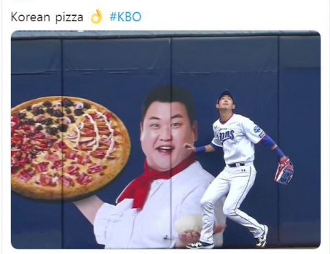 5일 대구 삼성라이온즈 파크에서 열린 KBO 개막전 경기 내내 영상에 잡힌 개그맨 김준현이 