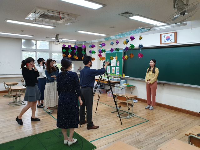 대구 학정초교 교사들과 (재)한국가상현실진흥원이 함께 코로나19 극복 홀로그램 영상을 제작하고 있다. (재)한국가상현실진흥원 제공