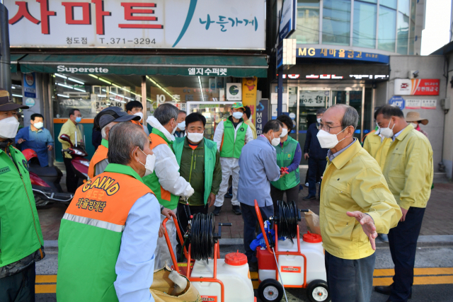 6일 청도군이 지역 210개 마을 일제 방역과 새마을 대청소에 나선 가운데 이승율 청도군수가 방역작업에 나선 주민들을 격려하고 있다. 청도군 제공