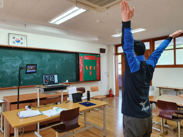 온라인 개학 후 학년별로 여러 개의 온라인 플랫폼을 활용해 수업의 효율성을 높이는 곳도 있다. 대구 서변중도 그런 학교다. 이곳의 온라인 쌍방향 체육 수업 모습. 서변중 제공