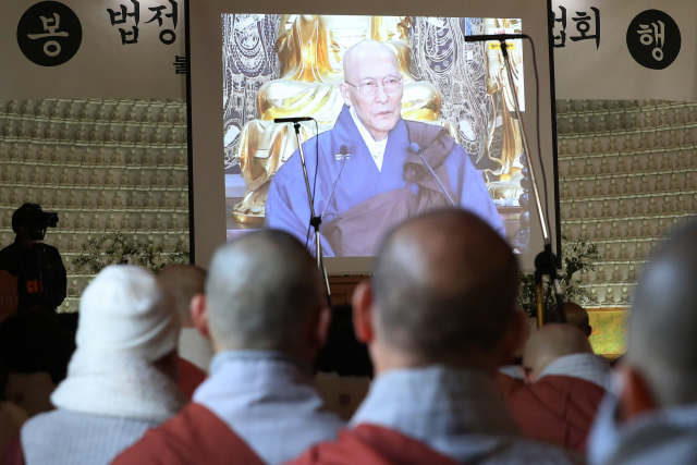 법정 스님의 기일인 19일(음력 1월26일) 서울 성북구 길상사에서 열린 입적 10주기 추모법회에서 참석자들이 영상 법문을 듣고 있다. 연합뉴스