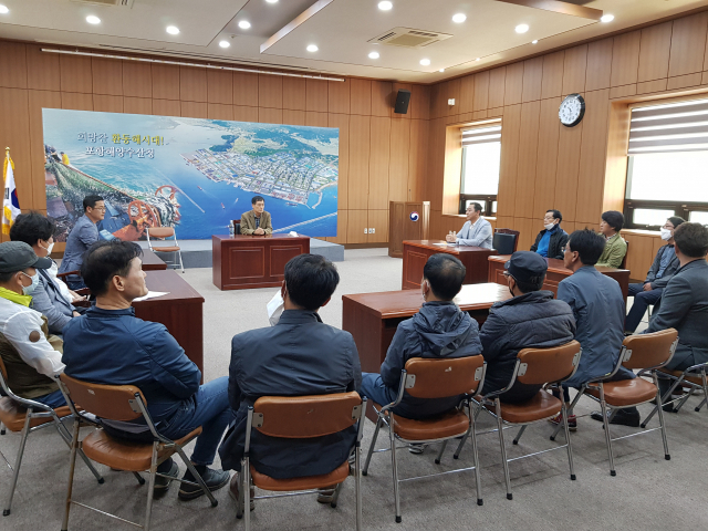 울릉관광발전협의회 등 울릉주민 10여 명이 포항∼울릉 항로에 대체 여객선 인가를 촉구하는 의견을 포항해수청장에게 전달하고 있다. 배형욱 기자