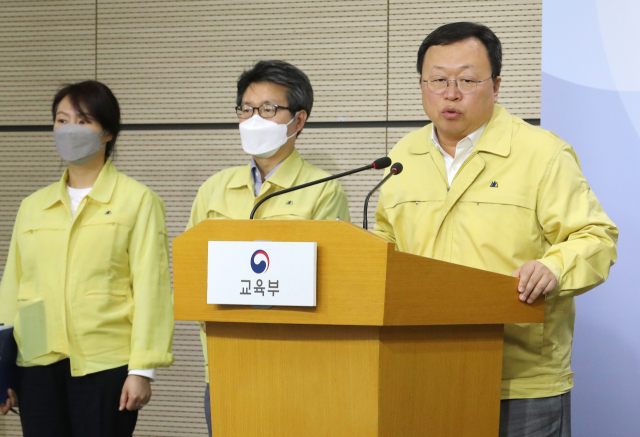 이상수 교육과정정책관 등 배석자들이 7일 오후 세종시 정부세종청사에서 등교 수업 관련 방역 세부지침 수정안과 교수학습평가 가이드라인 발표를 박백범 차관이 마치자 세부사항을 묻는 취재진에게 설명하고 있다. 왼쪽부터 이지은 유아교육정책과장, 오석환 교육복지정책국장, 이상수 교육과정정책관. 연합뉴스