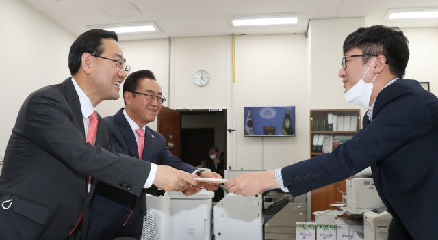 미래통합당 주호영 원내대표 후보(왼쪽)와 이종배 정책위의장 후보가 6일 서울 여의도 국회 미래통합당 원내행정국을 방문, 후보자 등록을 하고 있다. 연합뉴스