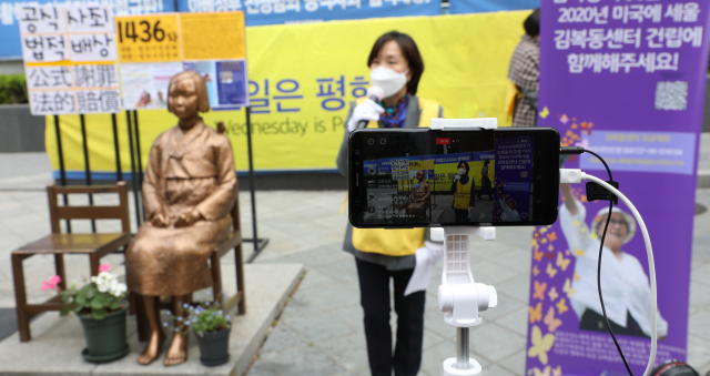 종로구 옛 일본대사관 앞에서 정의기억연대가 일본군 성노예제 문제 해결을 위한 정기 수요시위를 하고 있다. 정의연은 코로나19 확산 방지를 위해 온라인 생중계로 수요시위를 하고 있다. 연합뉴스