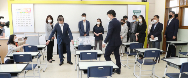 문재인 대통령이 8일 오전 다음 주 등교 개학을 앞둔 서울 용산구 중경고등학교를 방문, 일반교실을 점검하고 있다. 연합뉴스