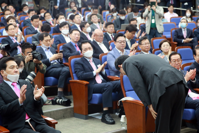 제21대 국회 미래통합당 첫 원내대표에 선출된 주호영 의원이 8일 국회에서 열린 2020년 원내대표 및 정책위의장 선출을 위한 당선자총회에서 당선 소감을 밝히기 전 인사하고 있다. 연합뉴스