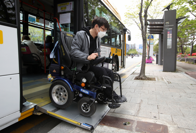 한 장애인 활동가가 저상버스에서 하차하고 있는 모습. 연합뉴스