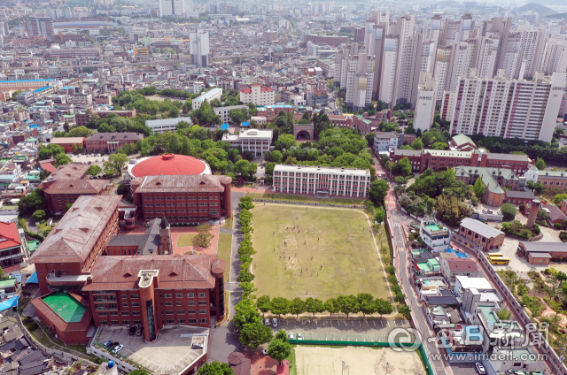 100여 년 역사를 간직한 대구 남산동 가톨릭타운. 대구대교구청을 비롯해 성유스티노신학교 100주년 기념관, 김대건 신부 동상과 기념관, 성직자묘역, 성모당, 수녀원 등이 함께 자리하고 있다. 김태형 선임기자 thk@imaeil.com