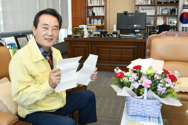 8일 어버이 날에 김문오 달성군수가 군청내 장애인 일터인 