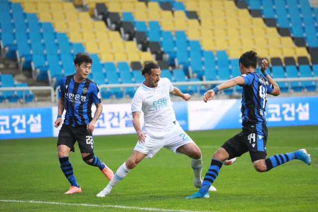 9일 인천축구전용구장에서 열린 대구FC와 인천유나이티드의 K리그1 1라운드 경기에서 K리그 레전드 데얀이 상대 밀집수비를 돌파하고 있다. 대구FC 제공.