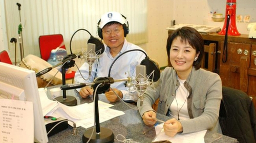 MBC 라디오 싱글벙글쇼 DJ 강석(왼쪽), 김혜영. 싱글벙글쇼 홈페이지