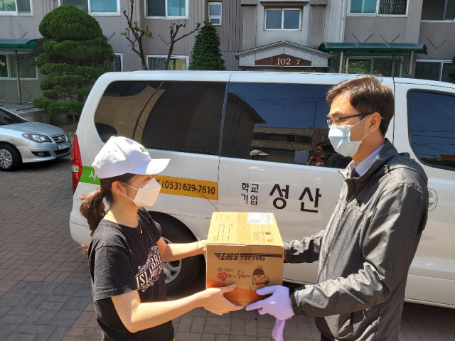 대구보명학교(교장 김재규)는 학습 자료를 각 가정에 전달하며 학생 상담과 애로사항 파악에 중점을 뒀다.