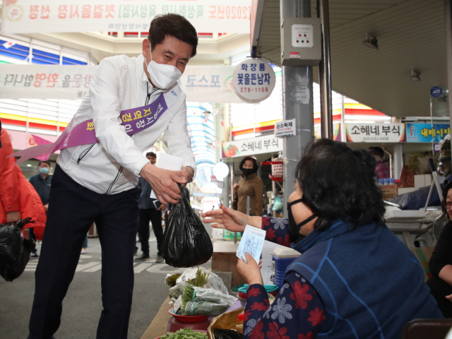 5월8일 이강덕 포항시장이 포항시 남구 한 전통시장을 찾아 장보기를 하고 있다. 포항시 제공