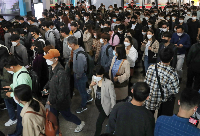 이태원클럽 발 집단감염으로 인한 코로나19 전국 재유행 우려가 커지고 있는 가운데 지난 11일 오전 서울 구로구 신도림역에서 마스크를 쓴 시민들이 열차를 갈아타기 위해 이동하고 있다. 연합뉴스