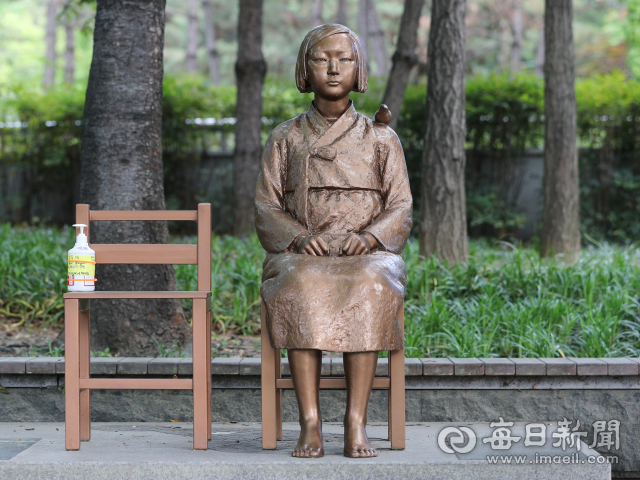 일본군 위안부 피해자 이용수 할머니가 정의기억연대(정의연)의 후원금 사용이 불투명하다며 폭로하면서 이 할머니와 정의연 측의 진실 공방이 계속되고 있다. 11일 오후 대구 2·28기념중앙공원 앞에 설치된 평화의 소녀상 모습. 성일권 기자 sungig@imaeil.com