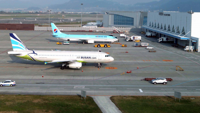 부울경의 총선 당선인 7명이 12일 정세균 국무총리를 만나 김해신공항 조속 검증과 동남권신공항 건설을 촉구한다. 사진은 김해공항 계류장. 매일신문DB.